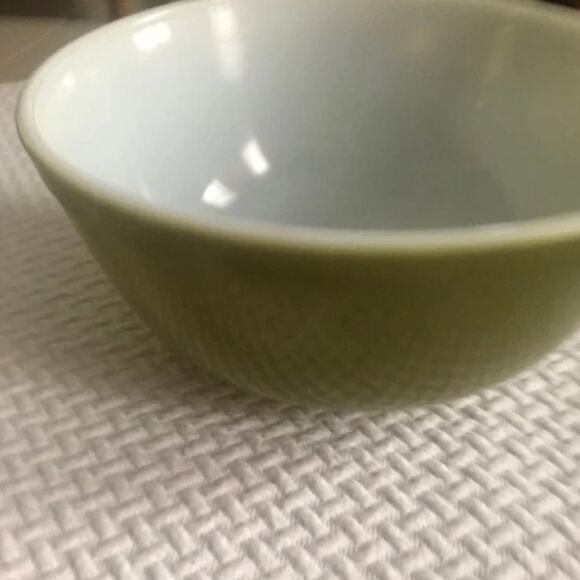 Vintage Pyrex Avocado mixing bowl - Picture 2 of 6